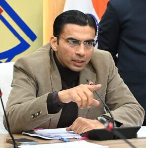 बेटे-बहू ने बुजुर्ग पिता को घर से निकाल, डीएम दिखाई संवेदनशीलता, भरण-पोषण अधिनियम में वाद दर्ज