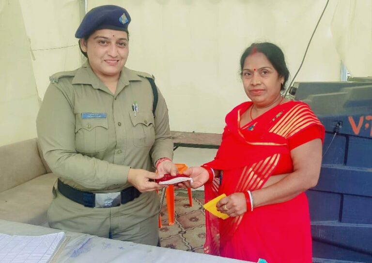 झारखंड से आई महिला यात्री के खोये हुए पर्स को ढूंढकर पुलिस द्वारा सकुशल किया उनके सुपुर्द