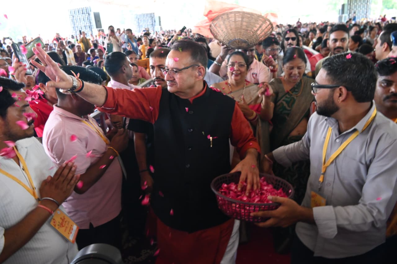 रक्षा बंधन समारोह में लगभग 20 हजार बहनों ने मंत्री गणेश जोशी की कलाई पर बांधा रक्षा सूत्र