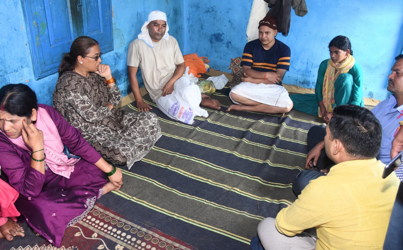 कैबिनेट मंत्री एवं क्षेत्रीय विधायक रेखा आर्या पहुंची वड्यूडा गांव, पीड़ित परिवार जनों से की मुलाक़ात, दिया हर संभव मदद का भरोसा
