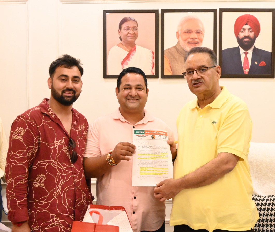 कृषि मंत्री गणेश जोशी को उत्तरकाशी के मोरी क्षेत्र के किसानों की समस्या के संबंध में ज्ञापन सौंपता प्रतिनिधिमंडल