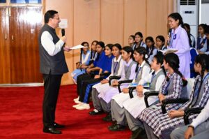 सीएम धामी ने विद्यार्थियों से किया सीधा संवाद, कहा—युवा ही देश और प्रदेश के भविष्य के निर्माता