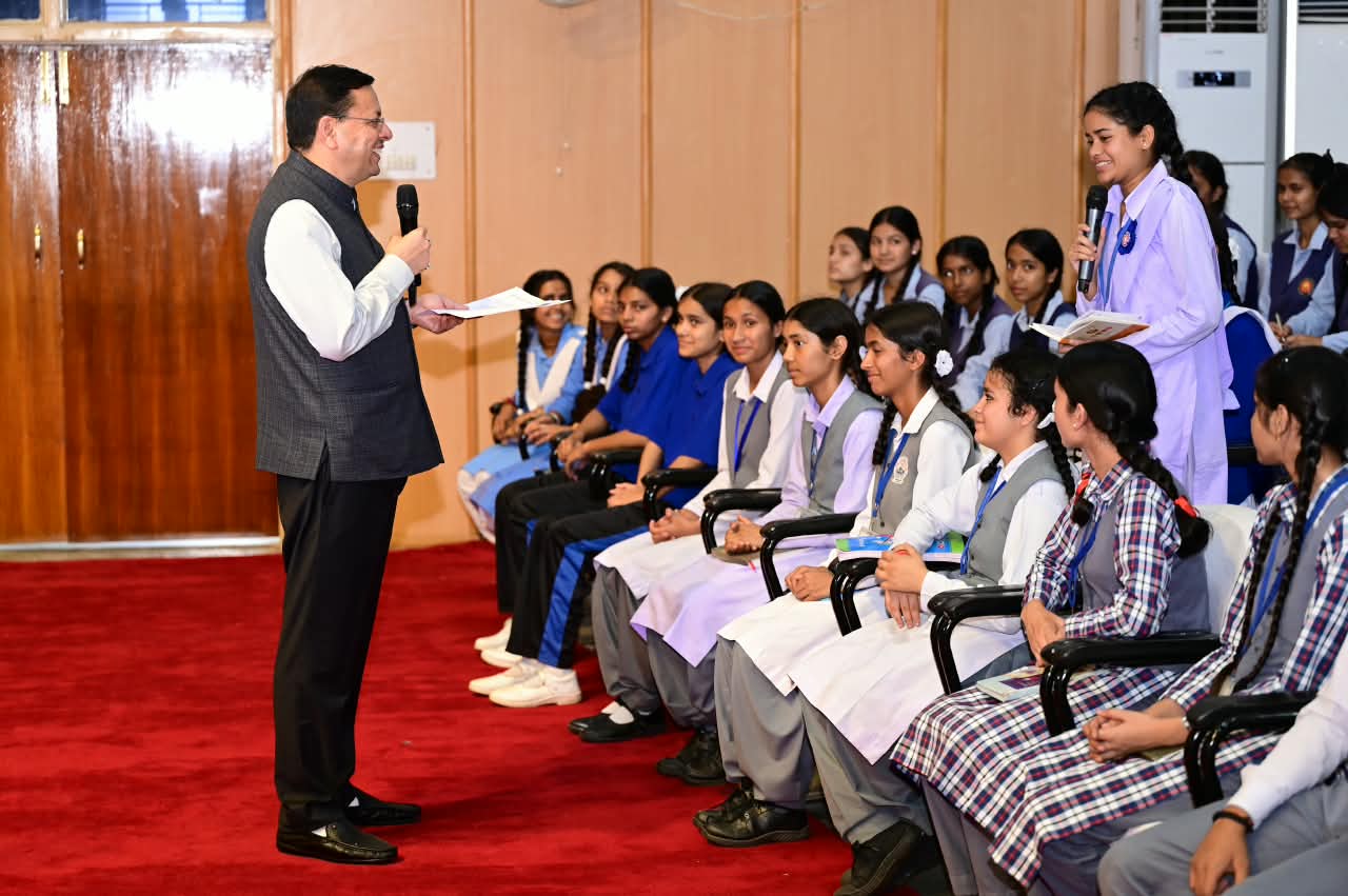 सीएम धामी ने विद्यार्थियों से किया सीधा संवाद, कहा—युवा ही देश और प्रदेश के भविष्य के निर्माता