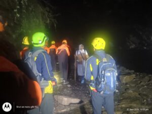 चीड़बासा स्लाइडिंग जोन में संयुक्त रेस्क्यू अभियान चलाकर 1500 यात्रियों को सुरक्षित पहुंचाया गौरीकुंड*