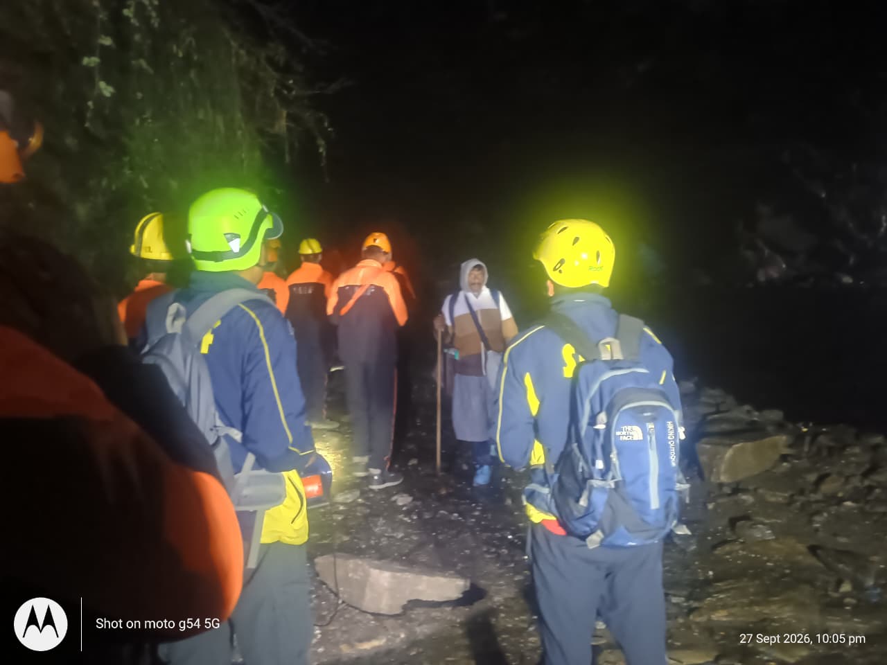 चीड़बासा स्लाइडिंग जोन में संयुक्त रेस्क्यू अभियान चलाकर 1500 यात्रियों को सुरक्षित पहुंचाया गौरीकुंड*