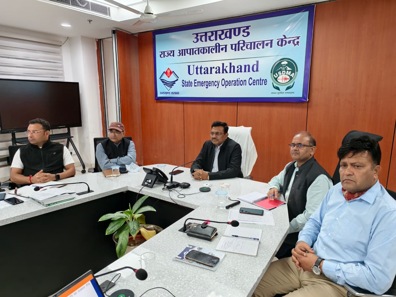 राज्य के नागरिकों की सुरक्षा सर्वोच्च प्राथमिकता, मुख्य सचिव ने एसईओसी से की स्थिति की समीक्षा
