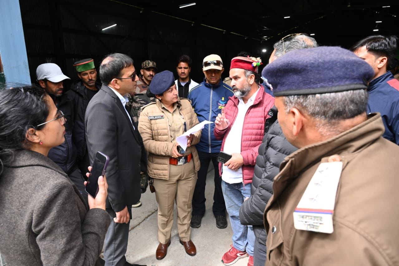 हर्षिल/उत्तरकाशी में ट्रैकर्स रेस्क्यू ऑपरेशन जारी, 7 ट्रैकर्स सुरक्षित निकाले गए