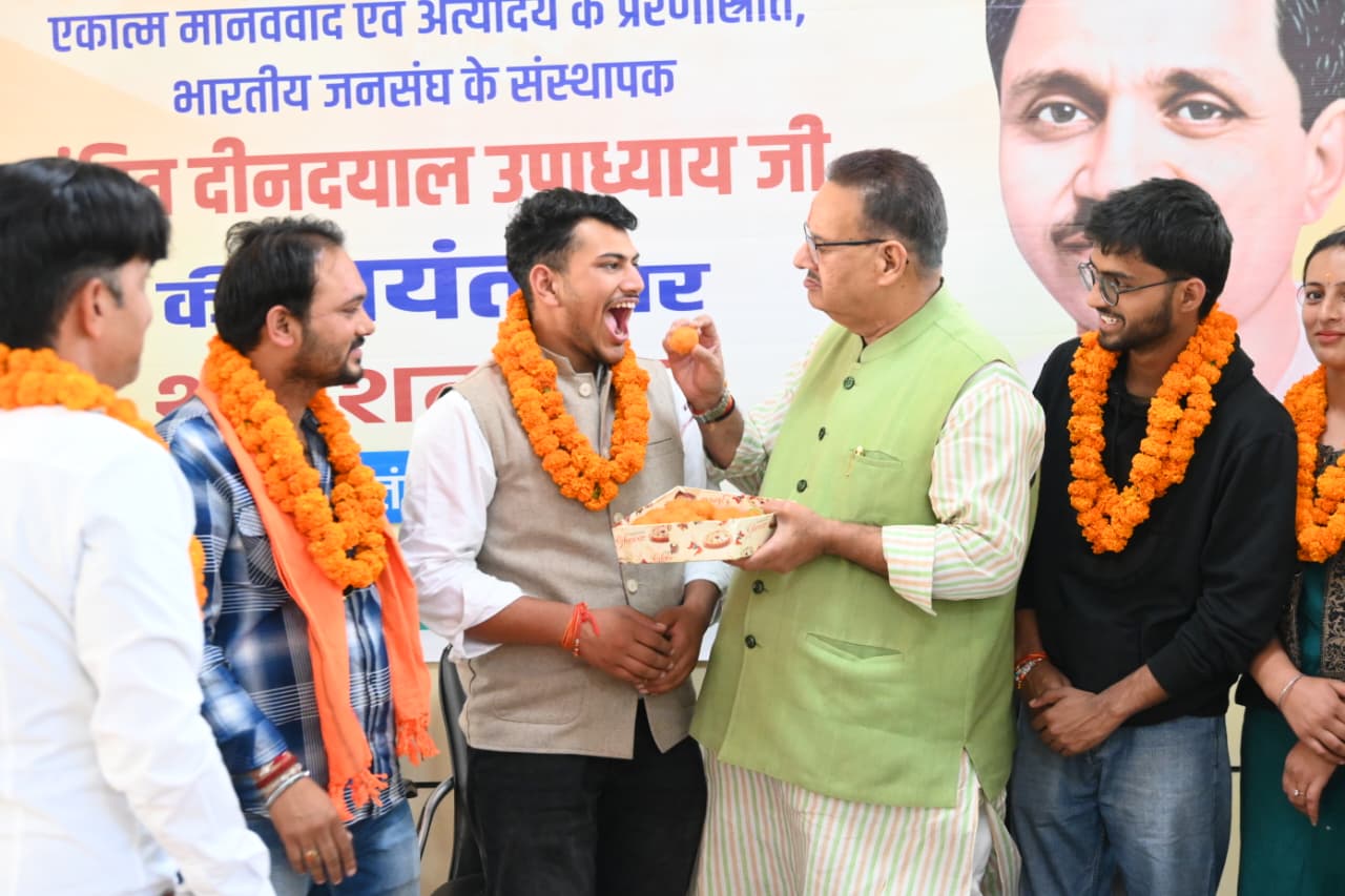 एमपीजी कॉलेज मसूरी के छात्रसंघ चुनाव में एबीवीपी के विजयी प्रत्याशियों को जीत की बधाई देते कैबिनेट मंत्री गणेश जोशी