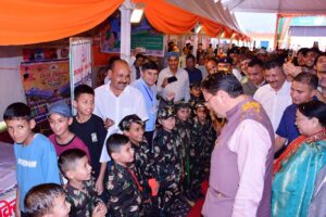 बाल वैज्ञानिकों के बीच पहुंचे मुख्यमंत्री, जिज्ञासाओं के दिए उत्तर
