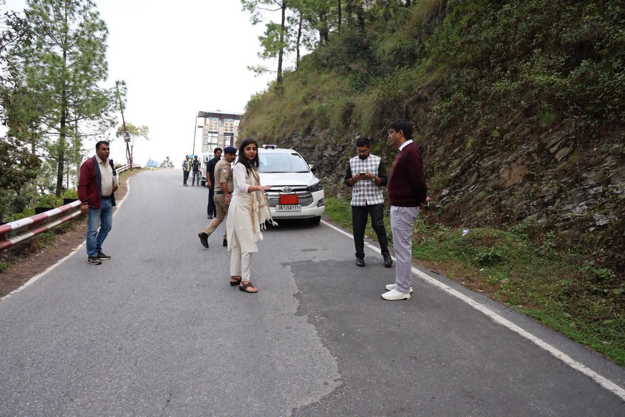 जिलाधिकारी ने किया सड़क सुधार कार्यों का स्थलीय निरीक्षण, गड्ढे भरने और जल निकासी व्यवस्था दुरुस्त करने के निर्देश