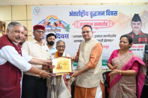 अंतर्राष्ट्रीय वृद्धजन दिवस के अवसर पर वरिष्ठ नागरिकों को सम्मानित करते कैबिनेट मंत्री गणेश जोशी