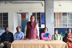 सेवा संकल्प अभियान के तरह झड़ीपानी स्थित सुभाष चंद्र बोस छात्रावास में छात्रों को शैक्षणिक सामग्री वितरित करते मंत्री गणेश जोशी