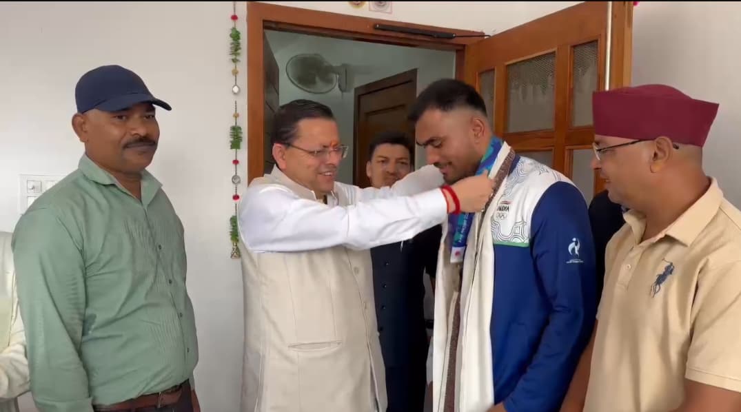 एशियन गेम्स में कांस्य पदक जीतने वाले बॉक्सर कपिल पोखरिया ने मुख्यमंत्री धामी से की भेंट