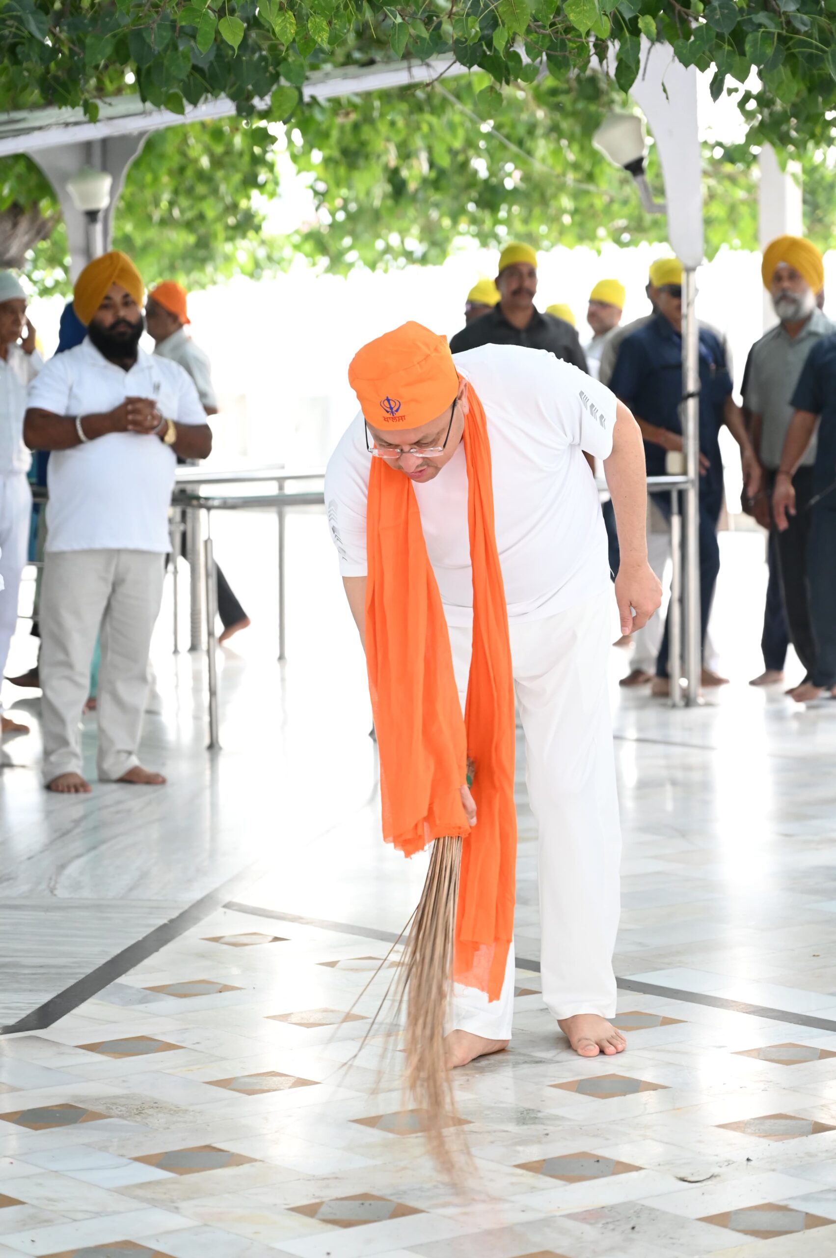 सेवा संकल्प अभियान’ के तहत नानकमत्ता पहुंचे मुख्यमंत्री धामी, स्वच्छता अभियान में किया श्रमदान