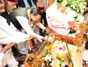 प्रधानमंत्री नरेंद्र मोदी के सार्वजनिक जीवन और राष्ट सेवा के के 25 वर्ष पूर्ण होने पर सीएम धामी ने उत्तरकाशी के काशी विश्वनाथ मंदिर में की विशेष पूजा