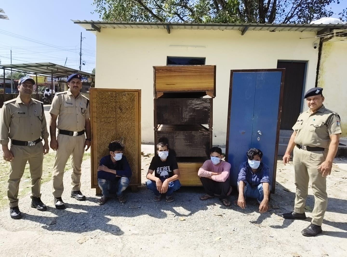हॉस्टल से सामान चोरी करने वाले 04 शातिर अभियुक्त आये दून पुलिस की गिरफ्त में