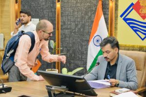 समाधान दिवस में छलका बुजुर्गों का दर्द, संपत्ति हड़पने और प्रताड़ना की शिकायतों पर डीएम सख्त