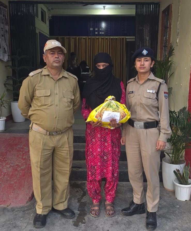 देहरादून: सपेरा बस्ती में पुलिस की छापेमारी, 800 ग्राम गांजे के साथ महिला गिरफ्तार