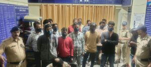 सार्वजनिक स्थानों पर शराब पीने वालों पर दून पुलिस का एक्शन, 20 लोगों को हिरासत में लेकर थाने लाई पुलिस