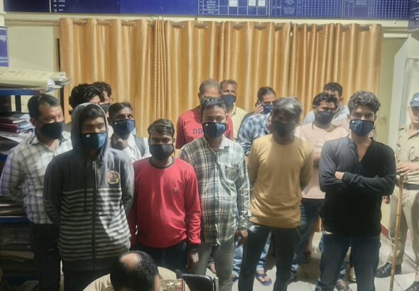 सार्वजनिक स्थानों पर शराब पीने वालों पर दून पुलिस का एक्शन, 20 लोगों को हिरासत में लेकर थाने लाई पुलिस