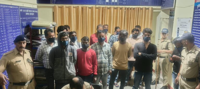 सार्वजनिक स्थानों पर शराब पीने वालों पर दून पुलिस का एक्शन, 20 लोगों को हिरासत में लेकर थाने लाई पुलिस