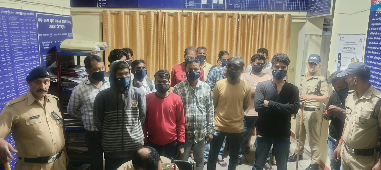 सार्वजनिक स्थानों पर शराब पीने वालों पर दून पुलिस का एक्शन, 20 लोगों को हिरासत में लेकर थाने लाई पुलिस